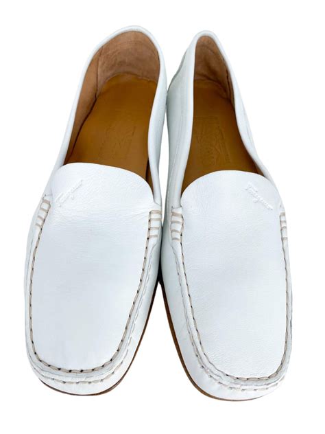 mocasines ferragamo blancos